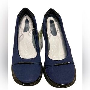 NWT Bzees Comfortable Women's Navy Blue shoes. Size 9W